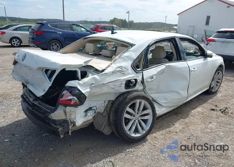 2019 Volkswagen Passat 2.0T Wolfsburg Edition z USA, uszkodzony, nr VIN 1VWLA7A34KC012386